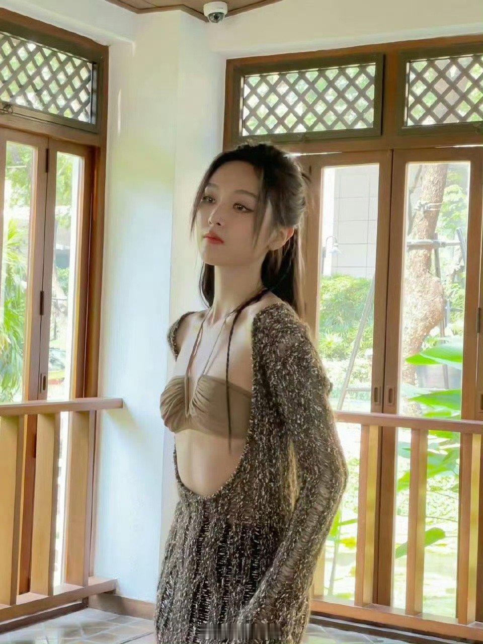 搔首弄姿的年轻妹子[32P]