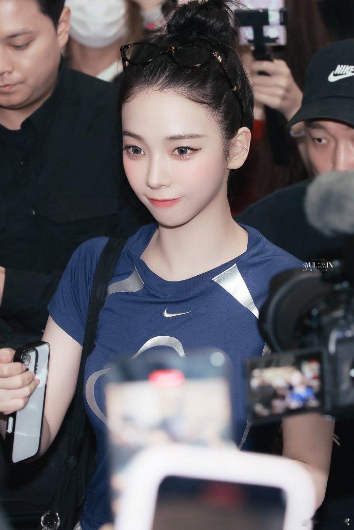 搔首弄姿的年轻妹子[32P]