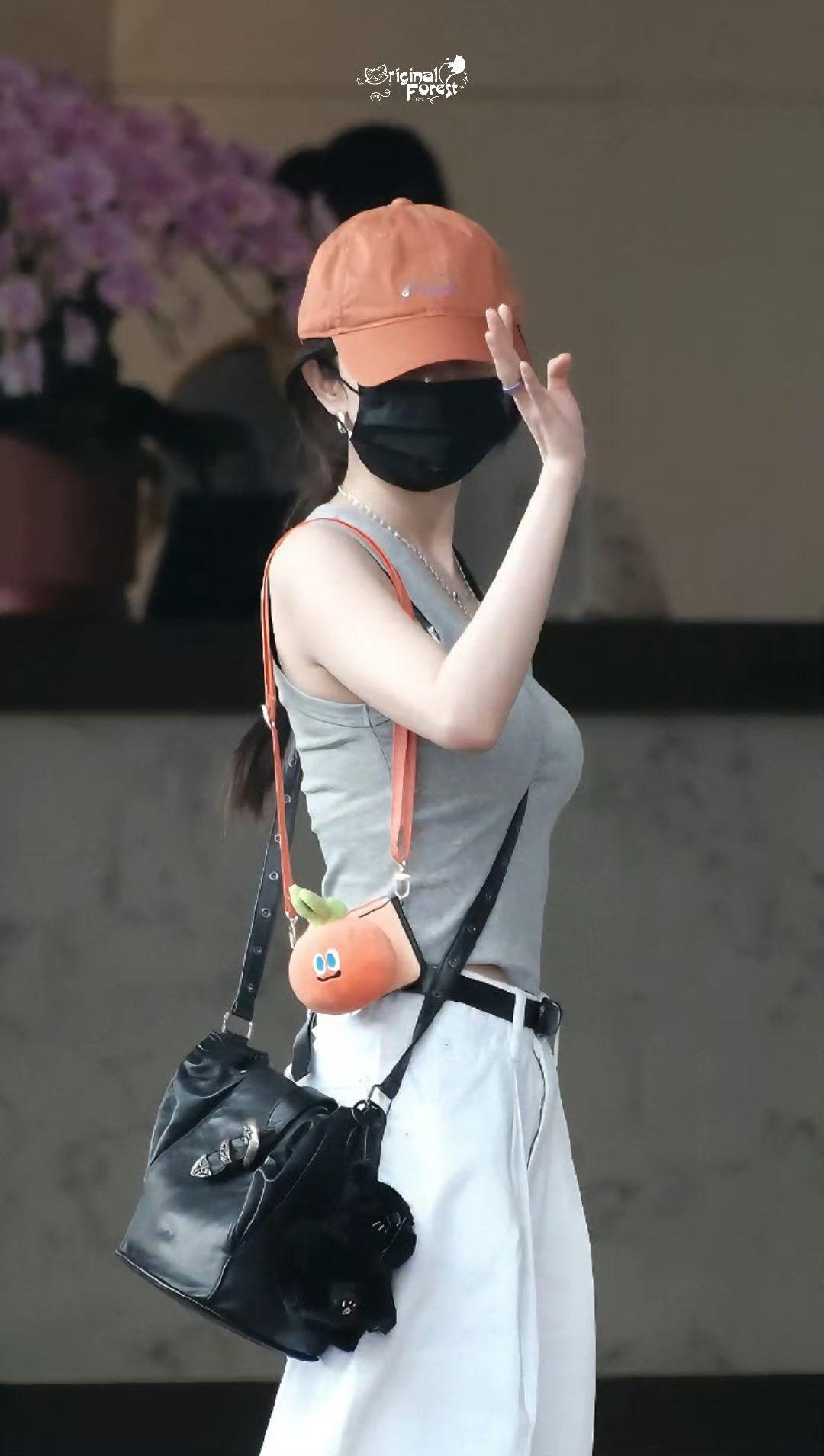 搔首弄姿的年轻妹子[32P]