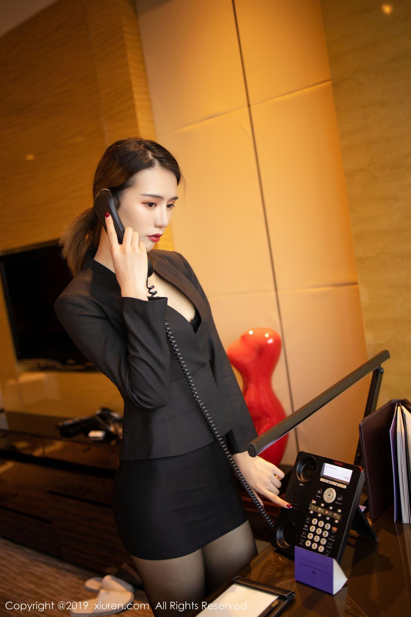 眼镜OL黑丝女秘书