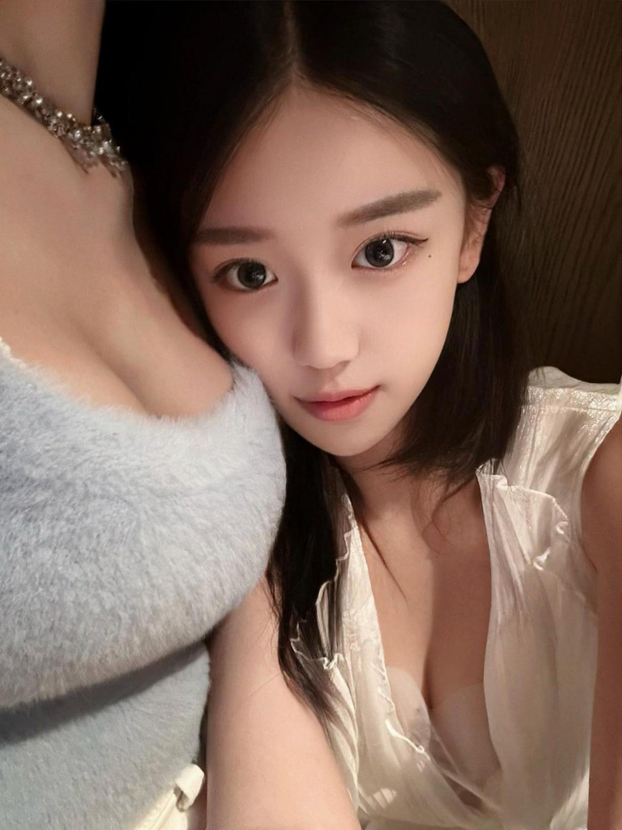 美女排队祝您中秋快乐