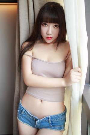 邻家女孩儿真空睡裙秀翘臀