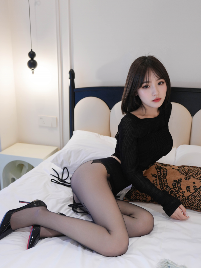 靓丽妹子黑丝美腿乳房也白嫩