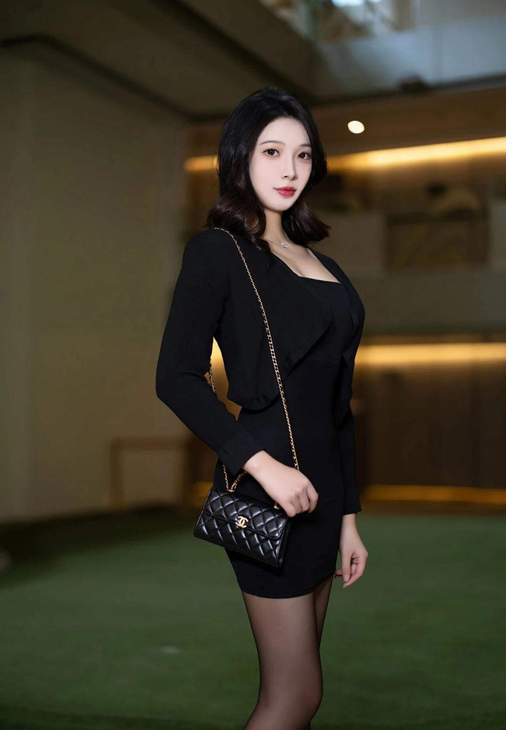 黑丝大长腿的美女