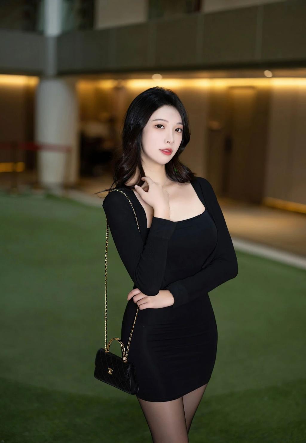 黑丝大长腿的美女