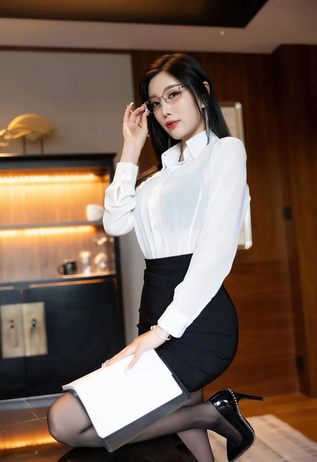 黑丝大长腿的美女