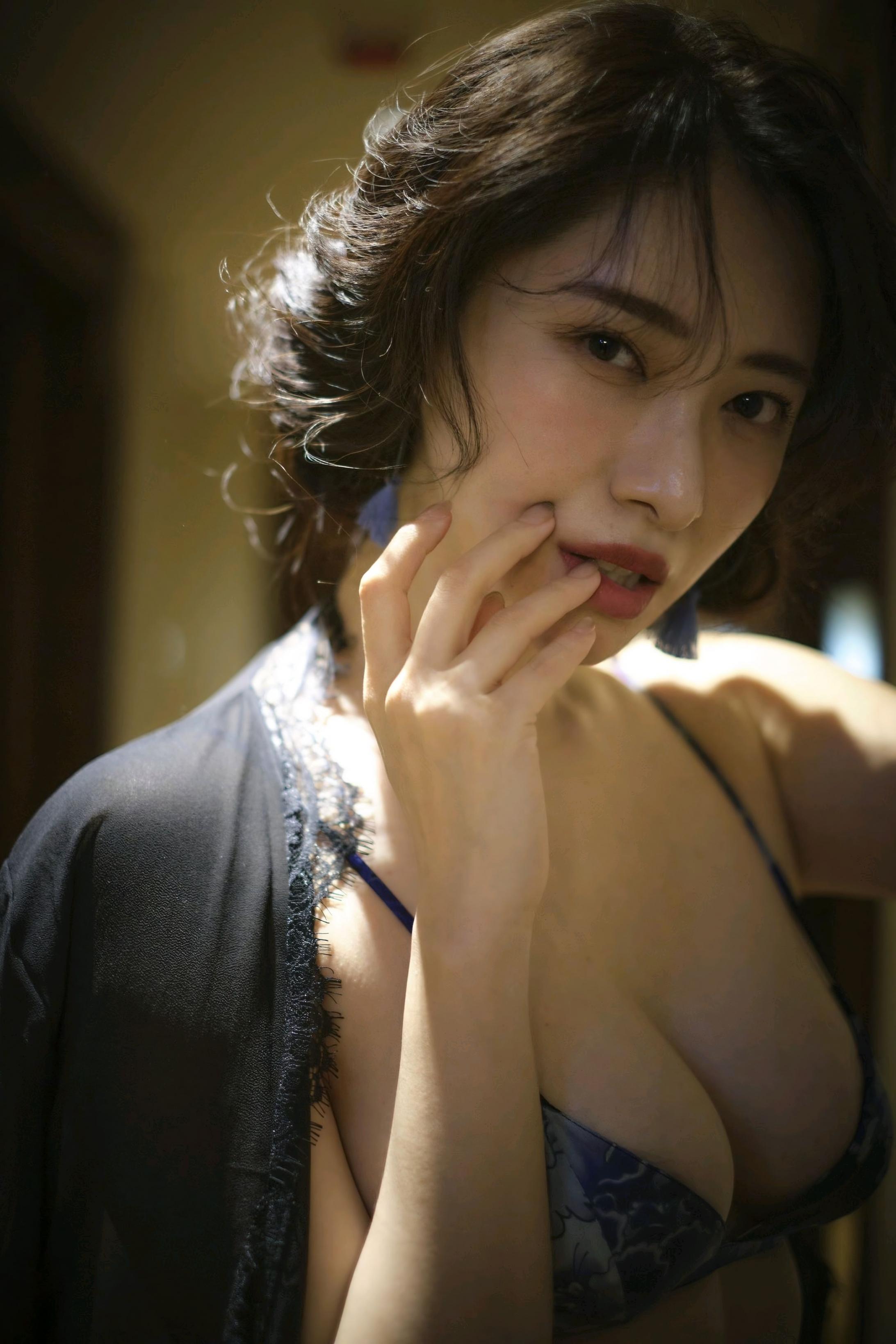 临下班了，欣赏大胸，摸摸鱼，放空一下