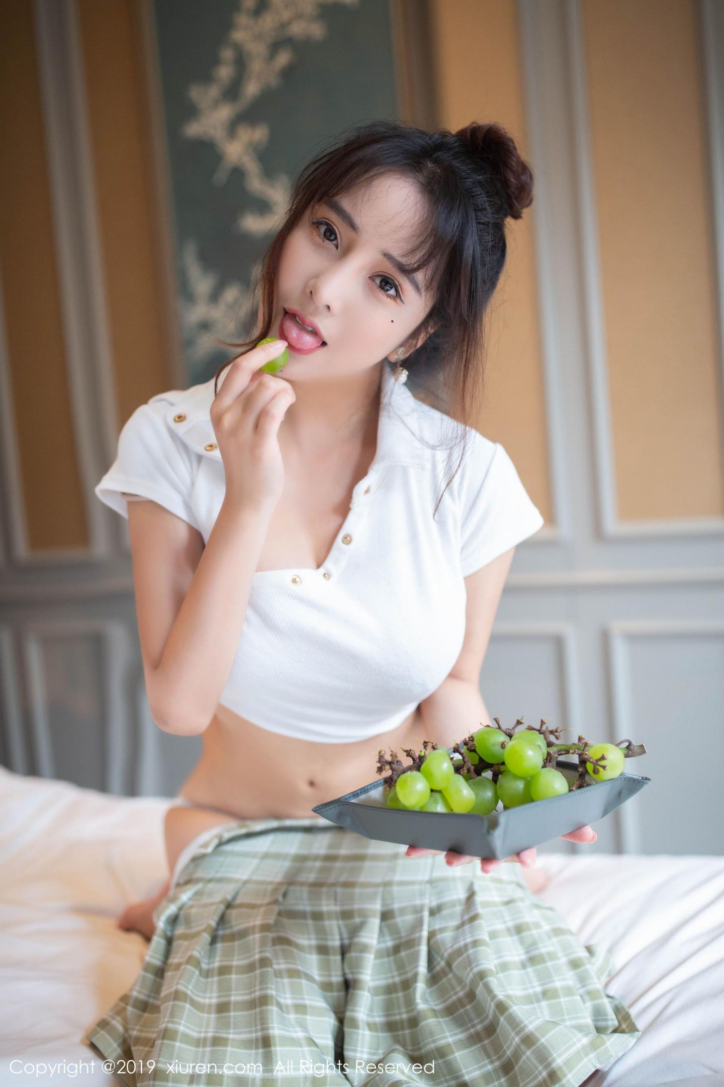 陶喜乐lele性感学生装下凹凸曼妙身姿