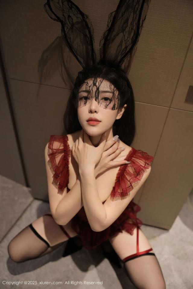 红衣黑丝加美臀 诱惑力无敌