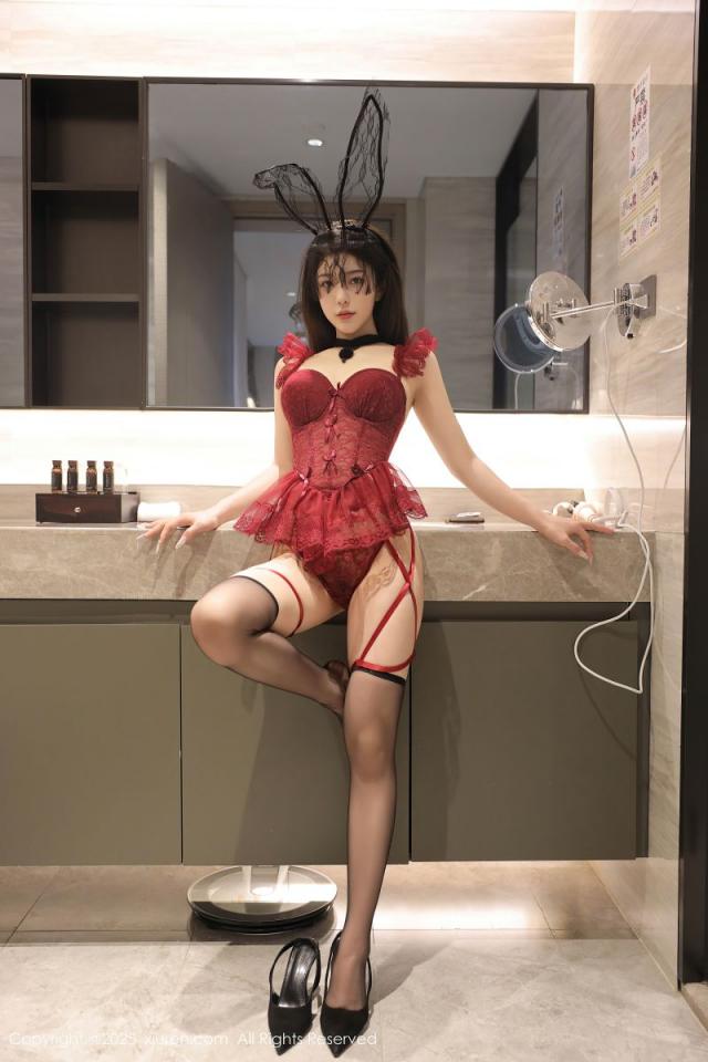 红衣黑丝加美臀 诱惑力无敌