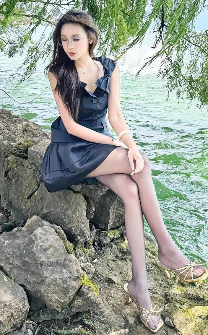 紧身包臀裙，高跟大长腿