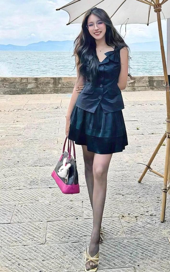 紧身包臀裙，高跟大长腿