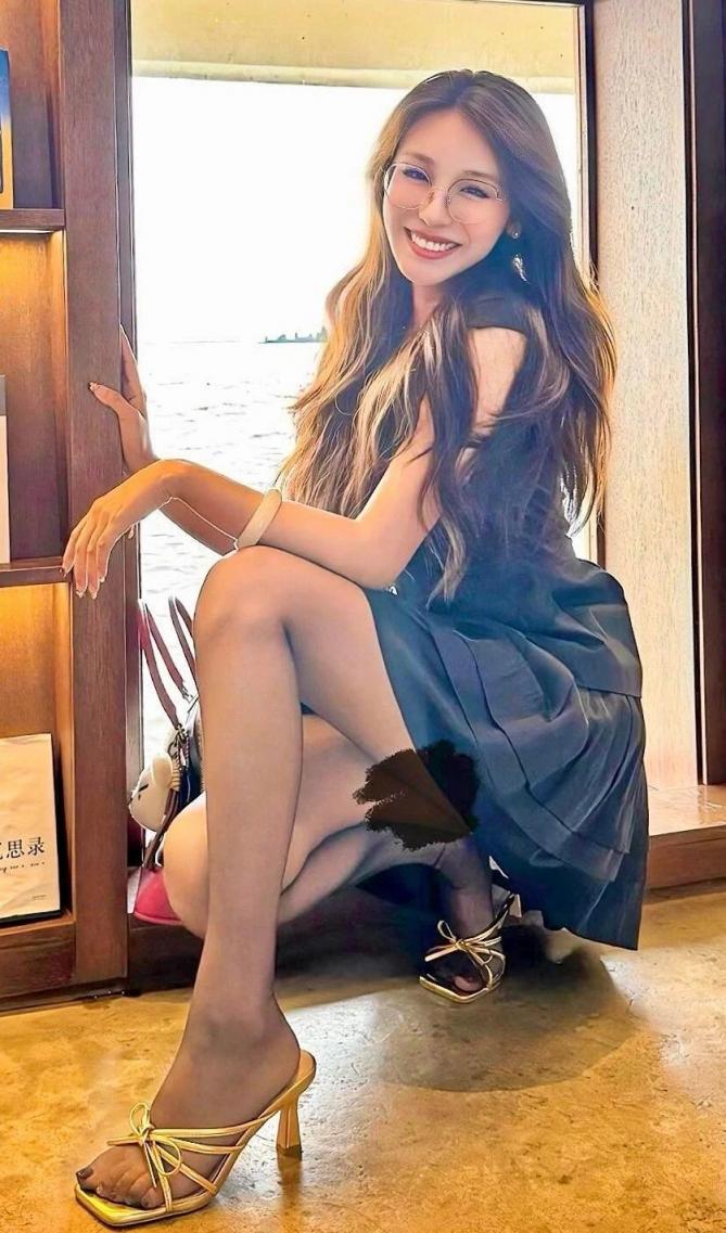 紧身包臀裙，高跟大长腿