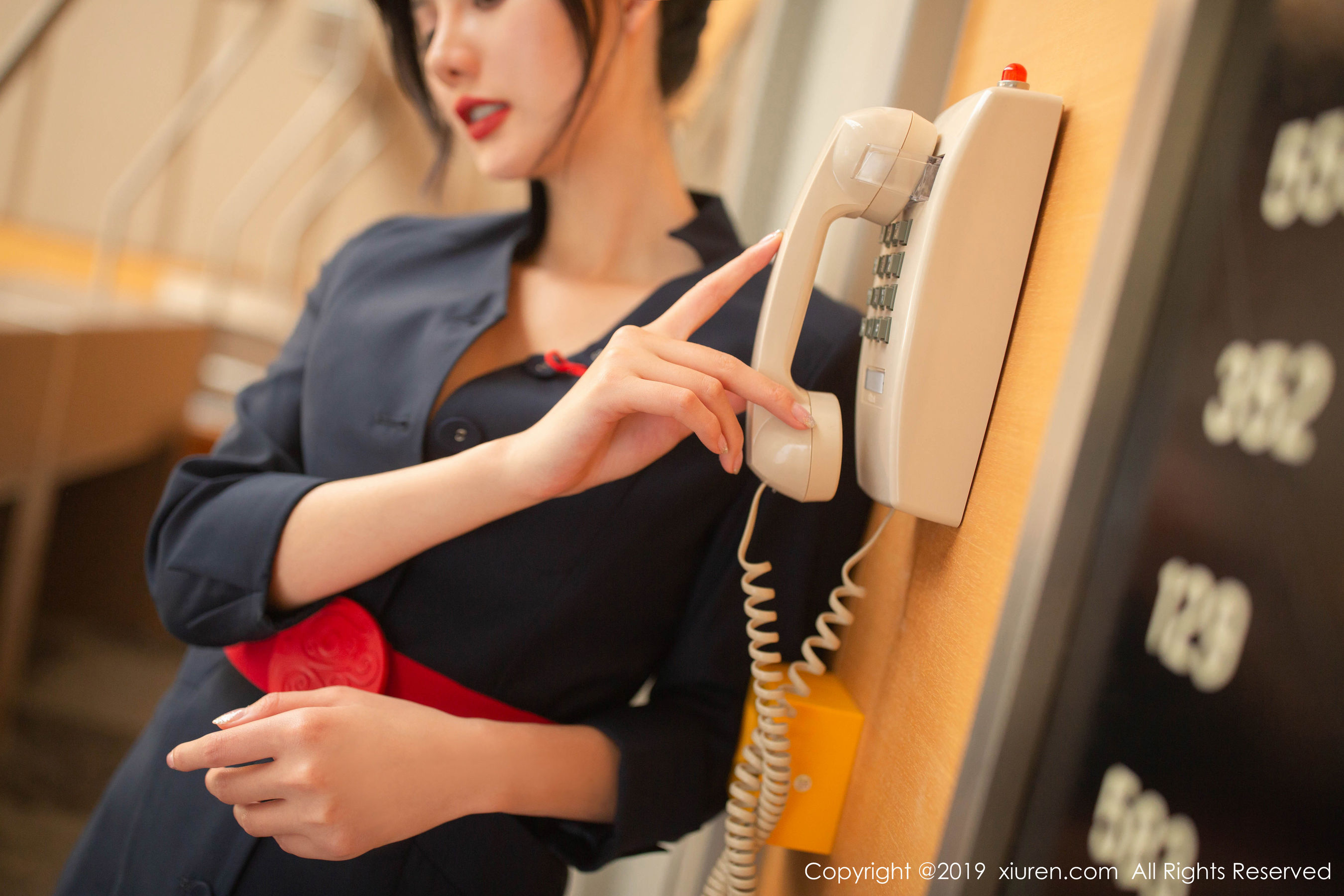 就是阿朱啊美腿丝袜办公室迈开腿汁水喷了一脸