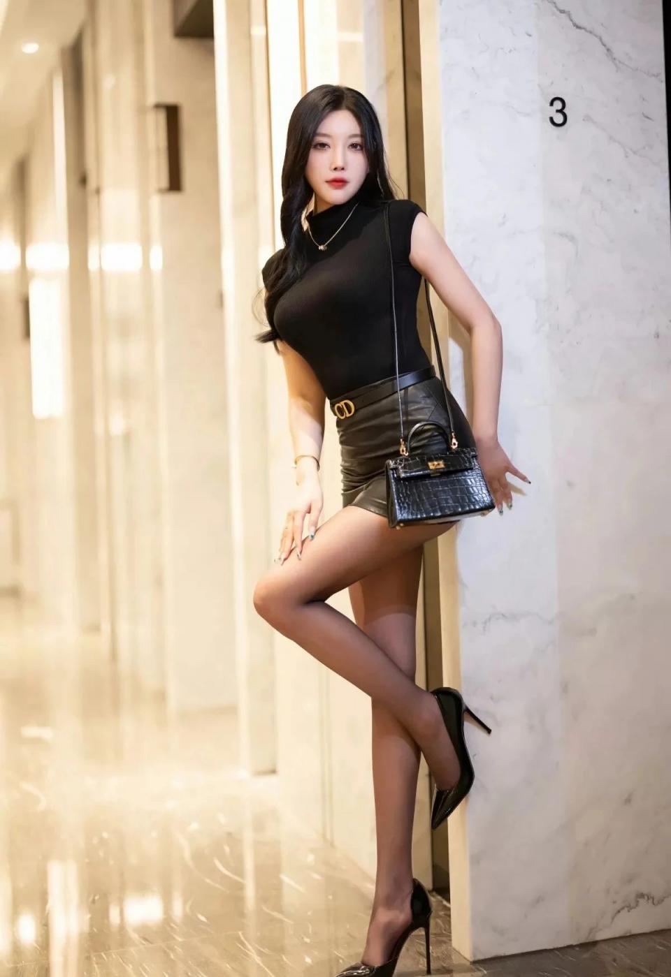 曼妙身材，前凸后翘