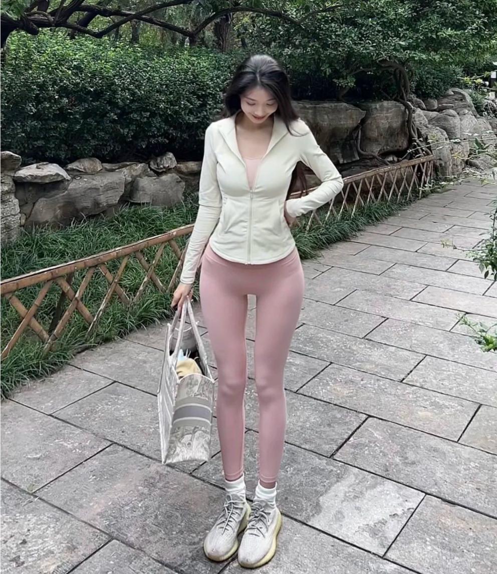 漂亮小姐姐[25P]