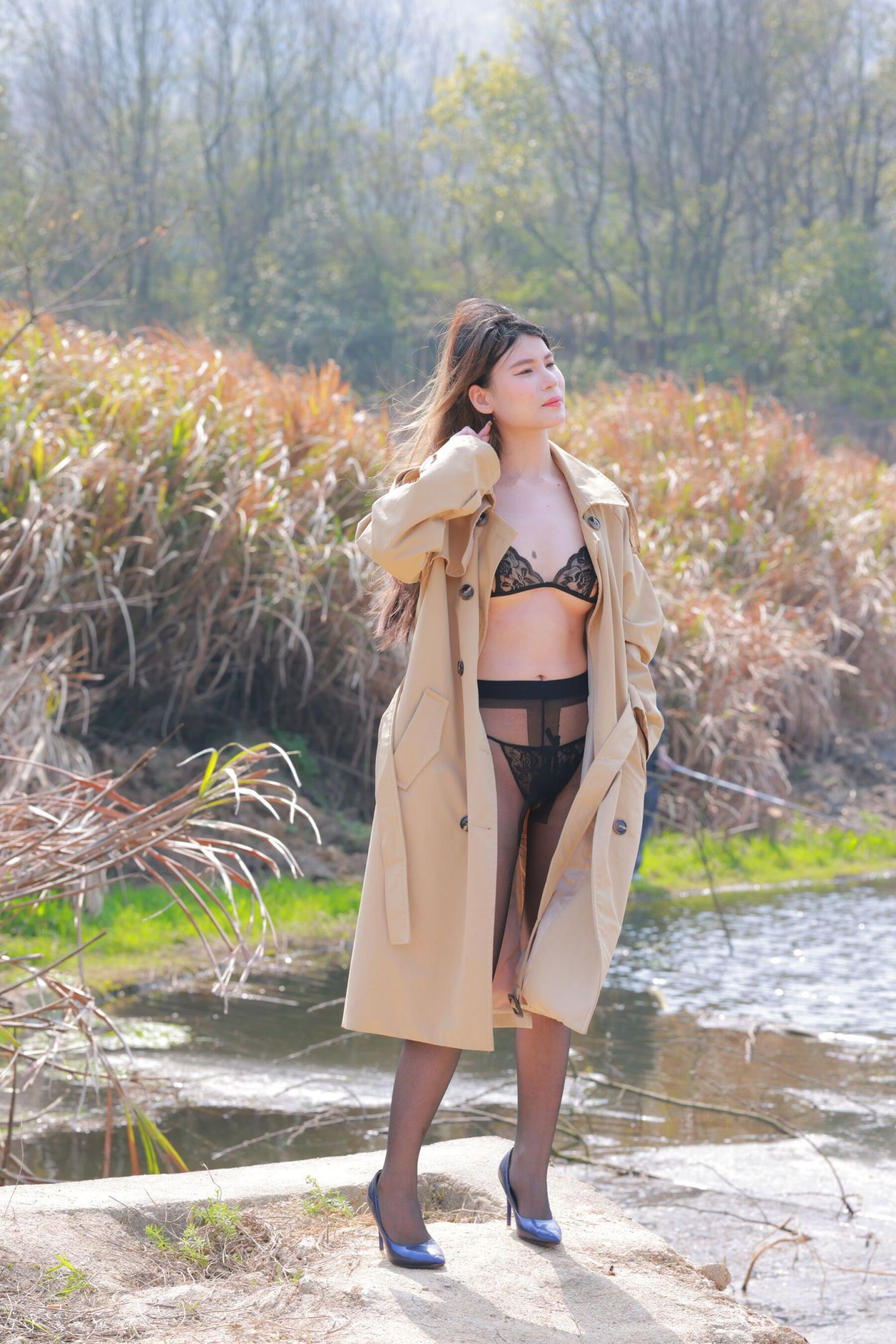 这不野战，在逼里射一发，真的可惜了