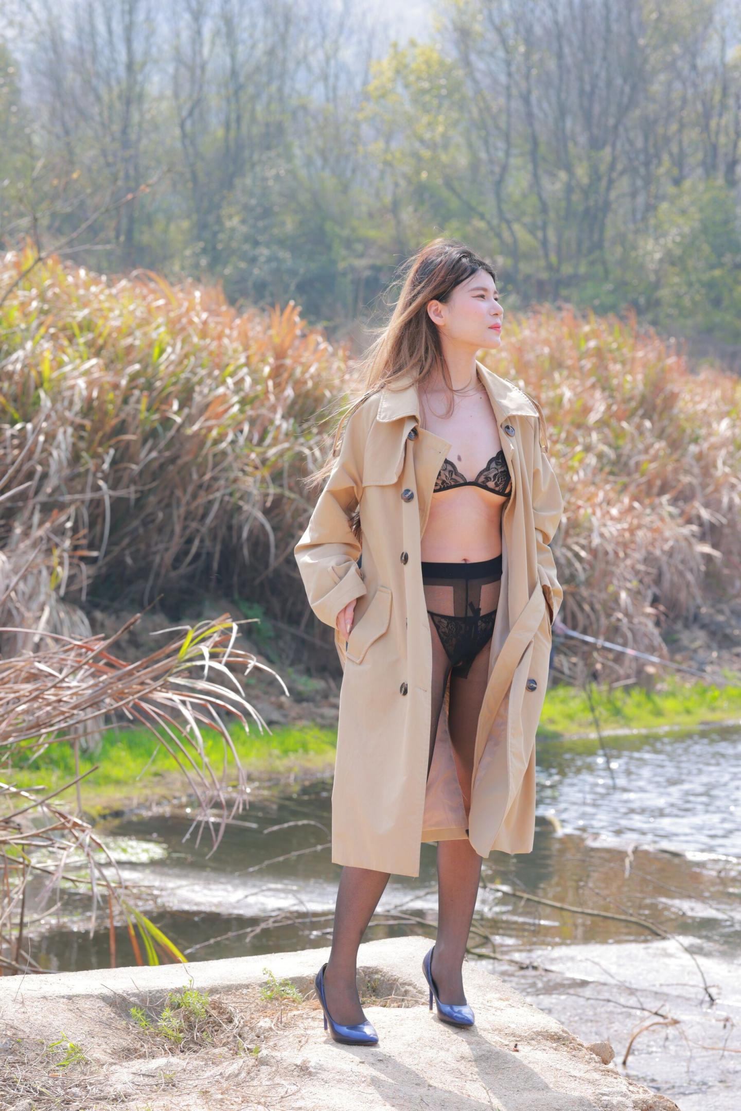 这不野战，在逼里射一发，真的可惜了