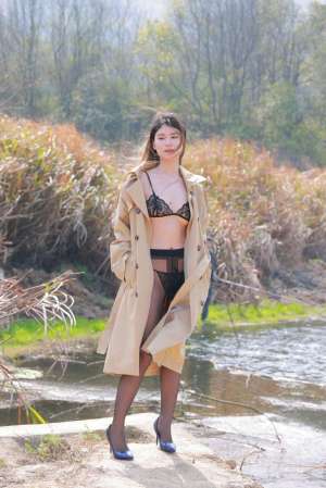 这不野战，在逼里射一发，真的可惜了