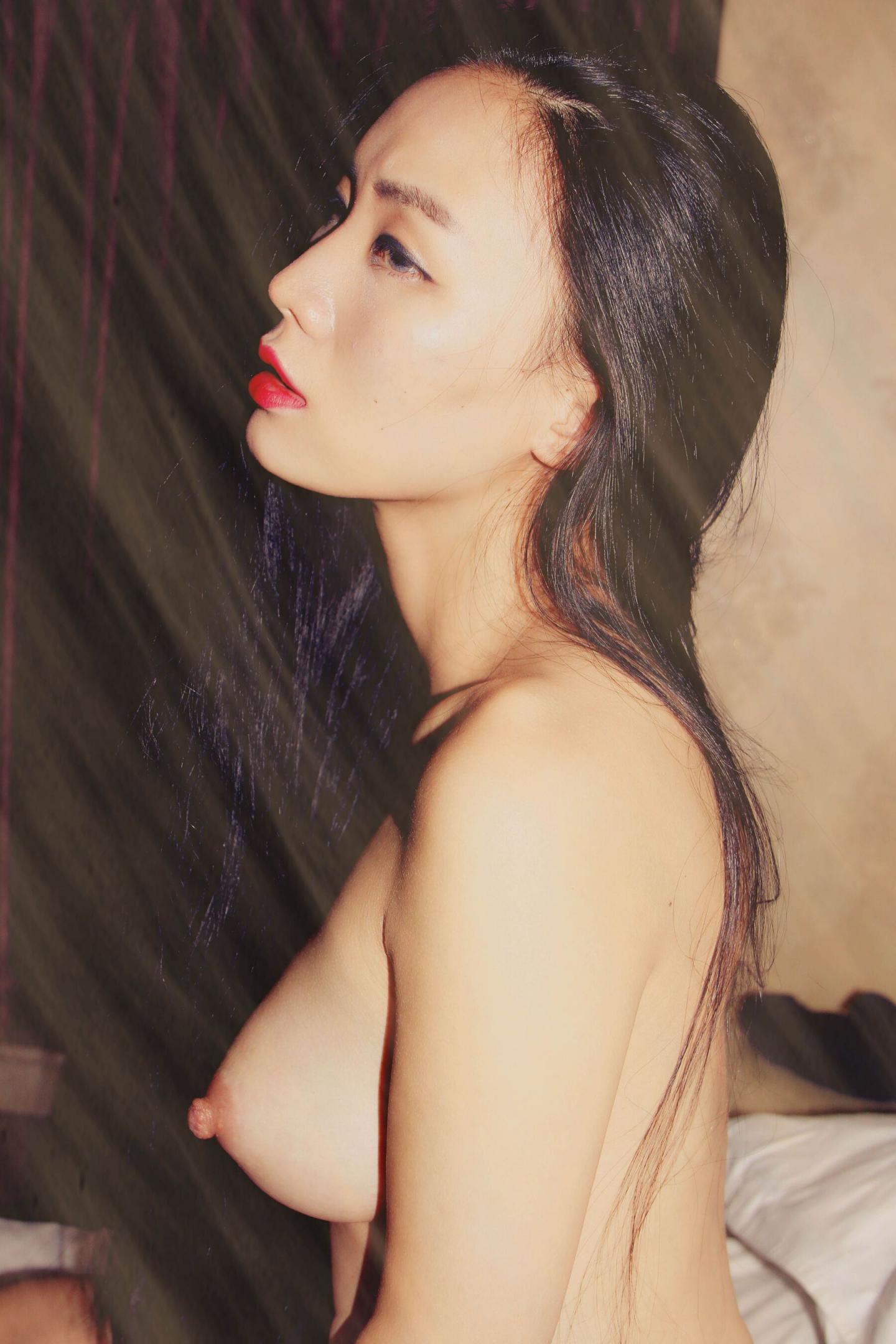 床上少妇内心的欲望展露无疑