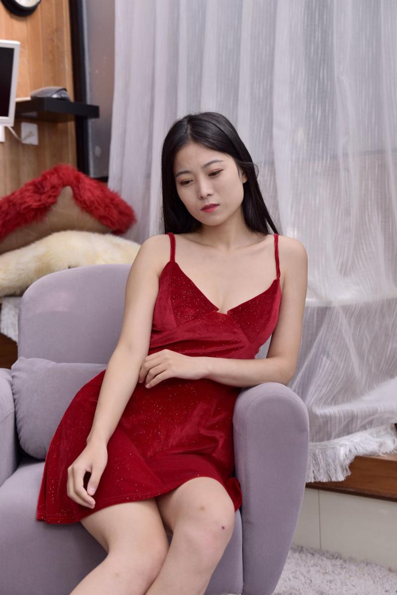 红衣妹子肉体白嫩漂亮