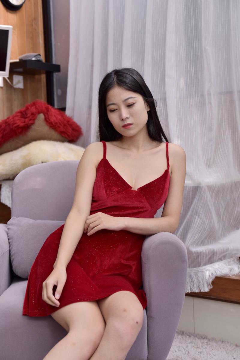 红衣妹子肉体白嫩漂亮