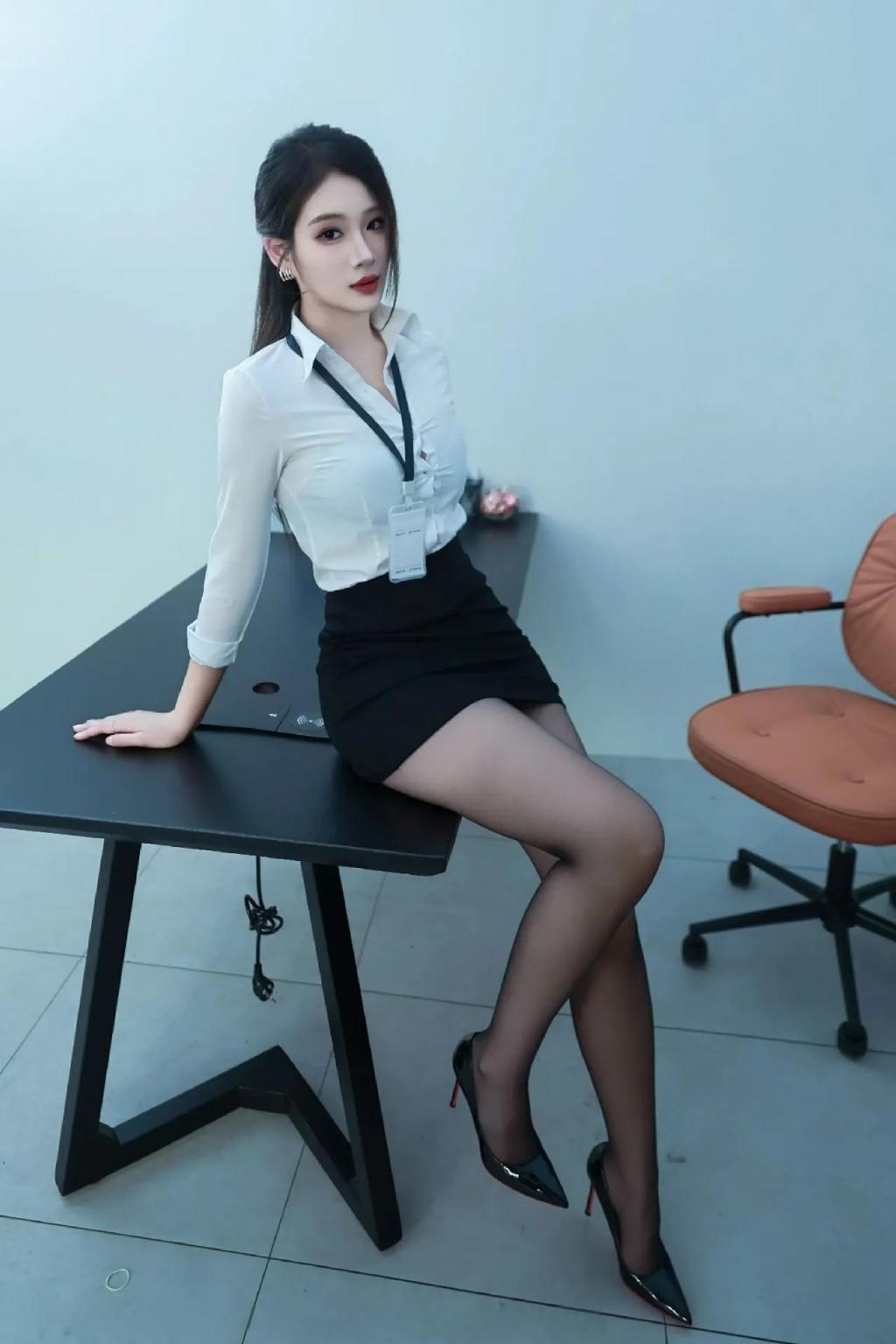 粉色吊带裙，高跟大长腿