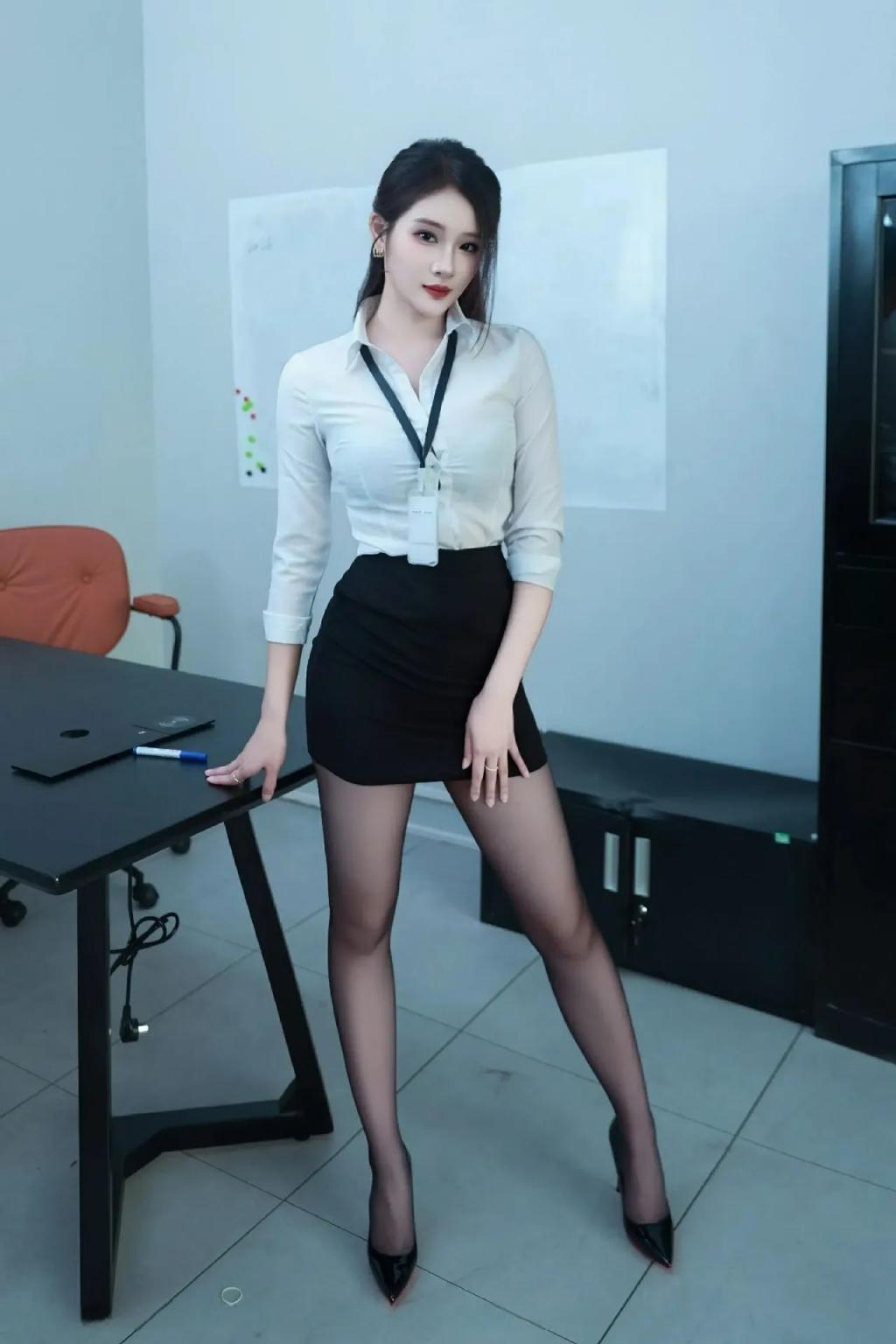 粉色吊带裙，高跟大长腿