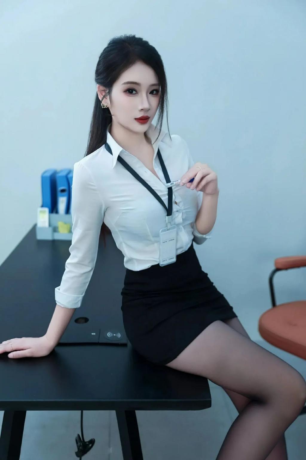 粉色吊带裙，高跟大长腿