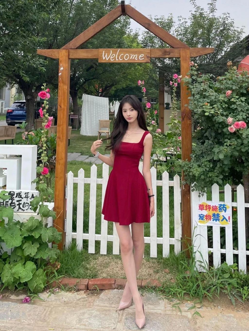 粉色吊带裙，高跟大长腿