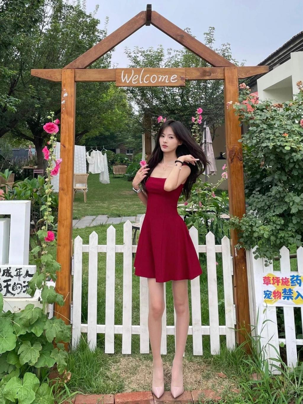 粉色吊带裙，高跟大长腿