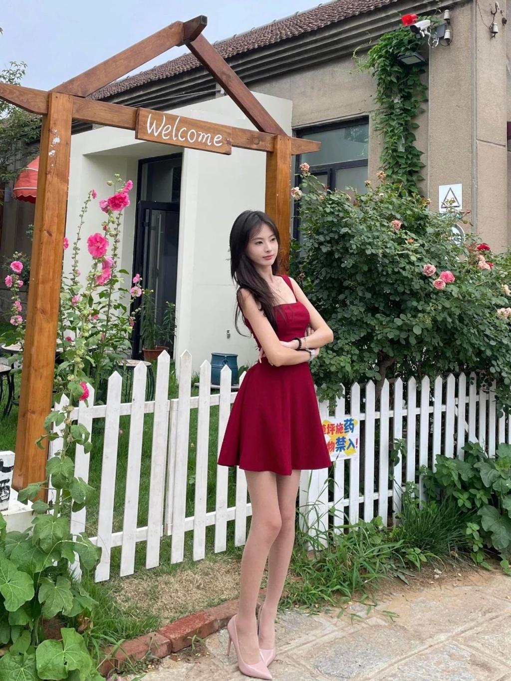 粉色吊带裙，高跟大长腿