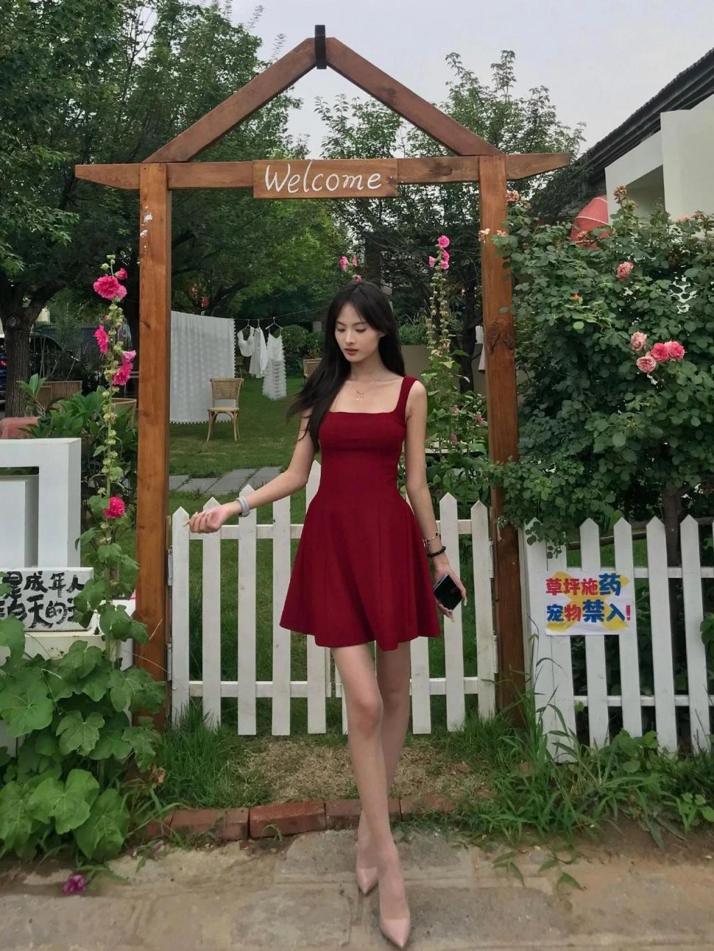 粉色吊带裙，高跟大长腿