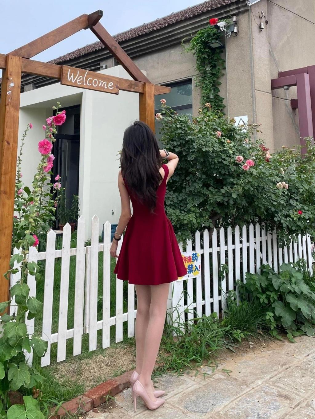 粉色吊带裙，高跟大长腿