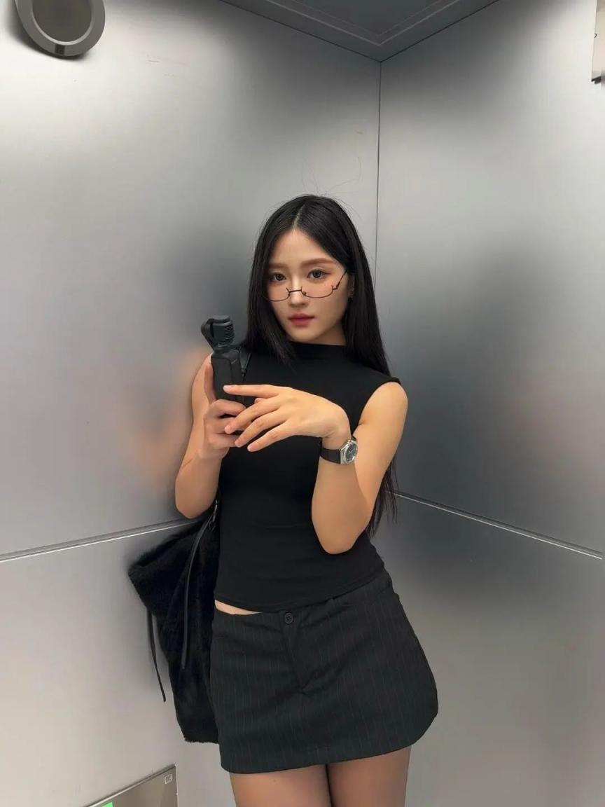 粉色吊带裙，高跟大长腿