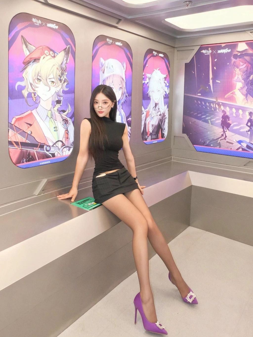 粉色吊带裙，高跟大长腿