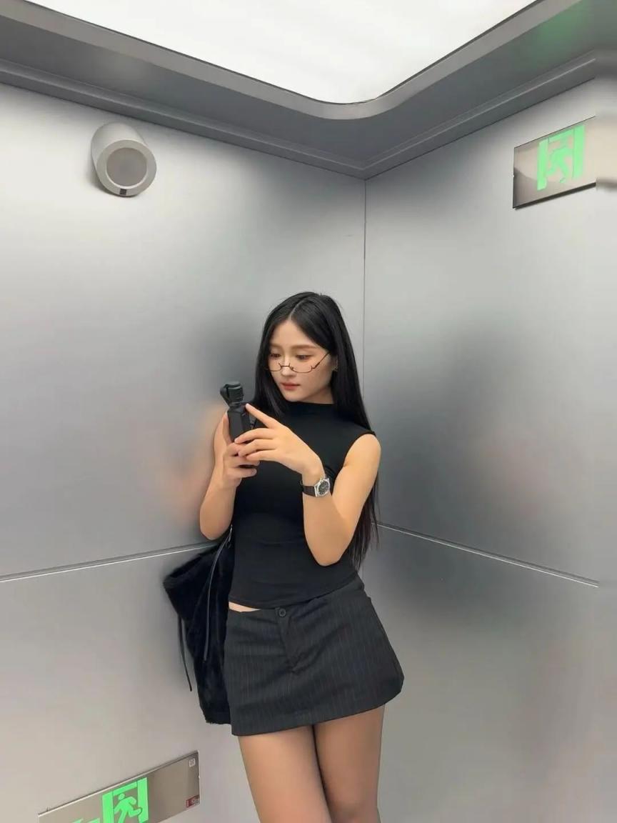 粉色吊带裙，高跟大长腿