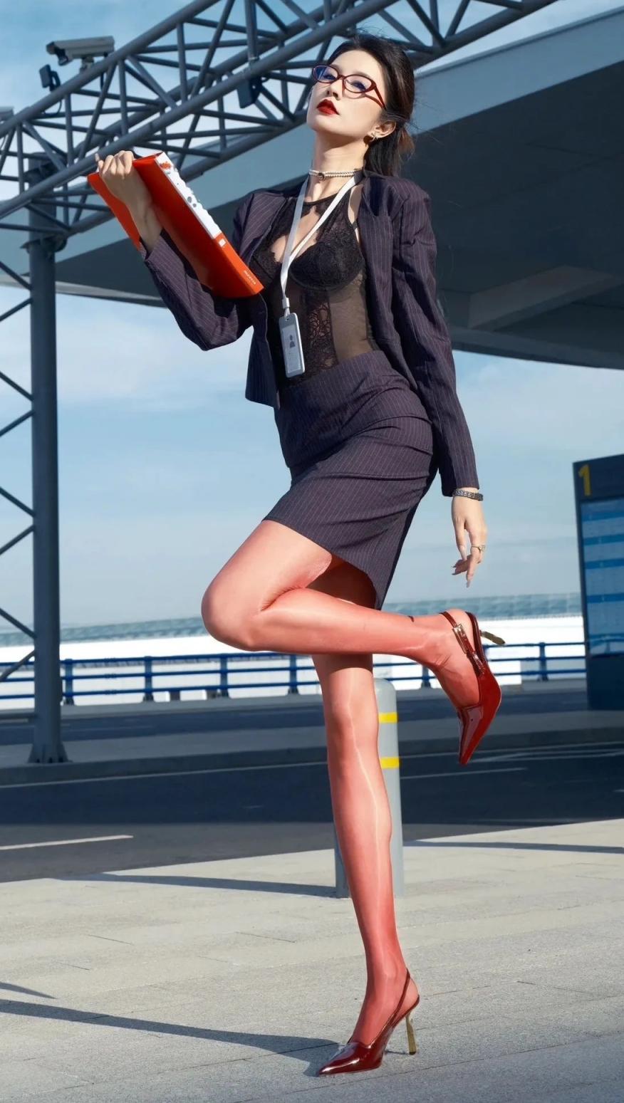 粉色吊带裙，高跟大长腿