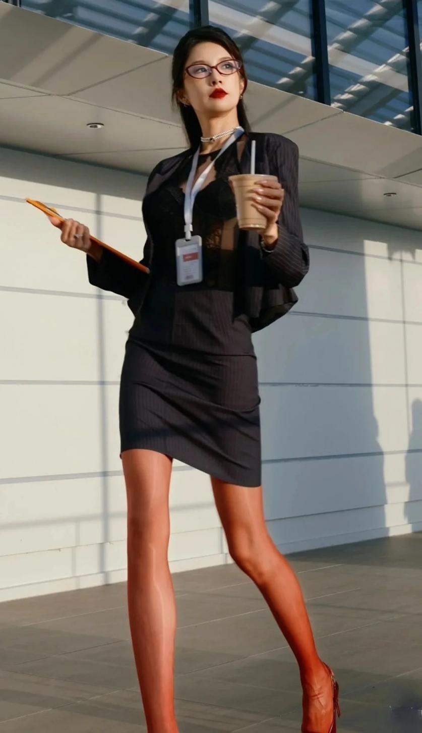 粉色吊带裙，高跟大长腿