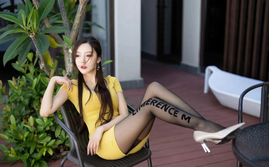 包臀裙，高跟肉丝大长腿