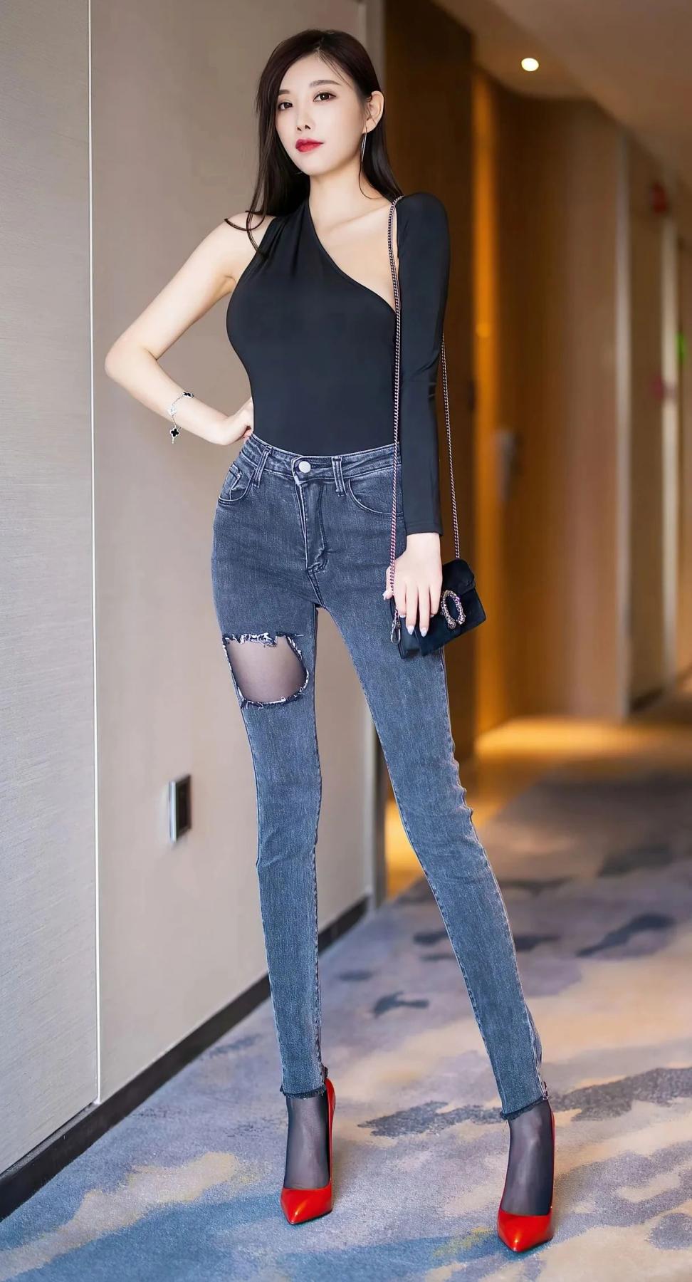 包臀裙，高跟肉丝大长腿