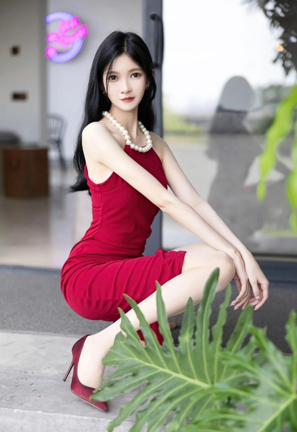 穿开叉连衣裙，身材太棒了