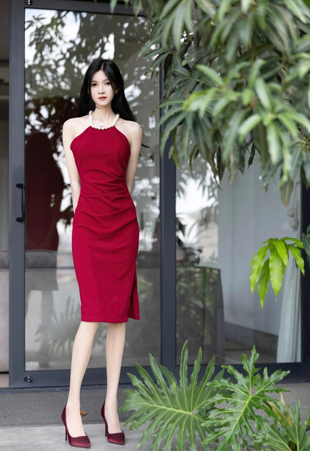 穿开叉连衣裙，身材太棒了