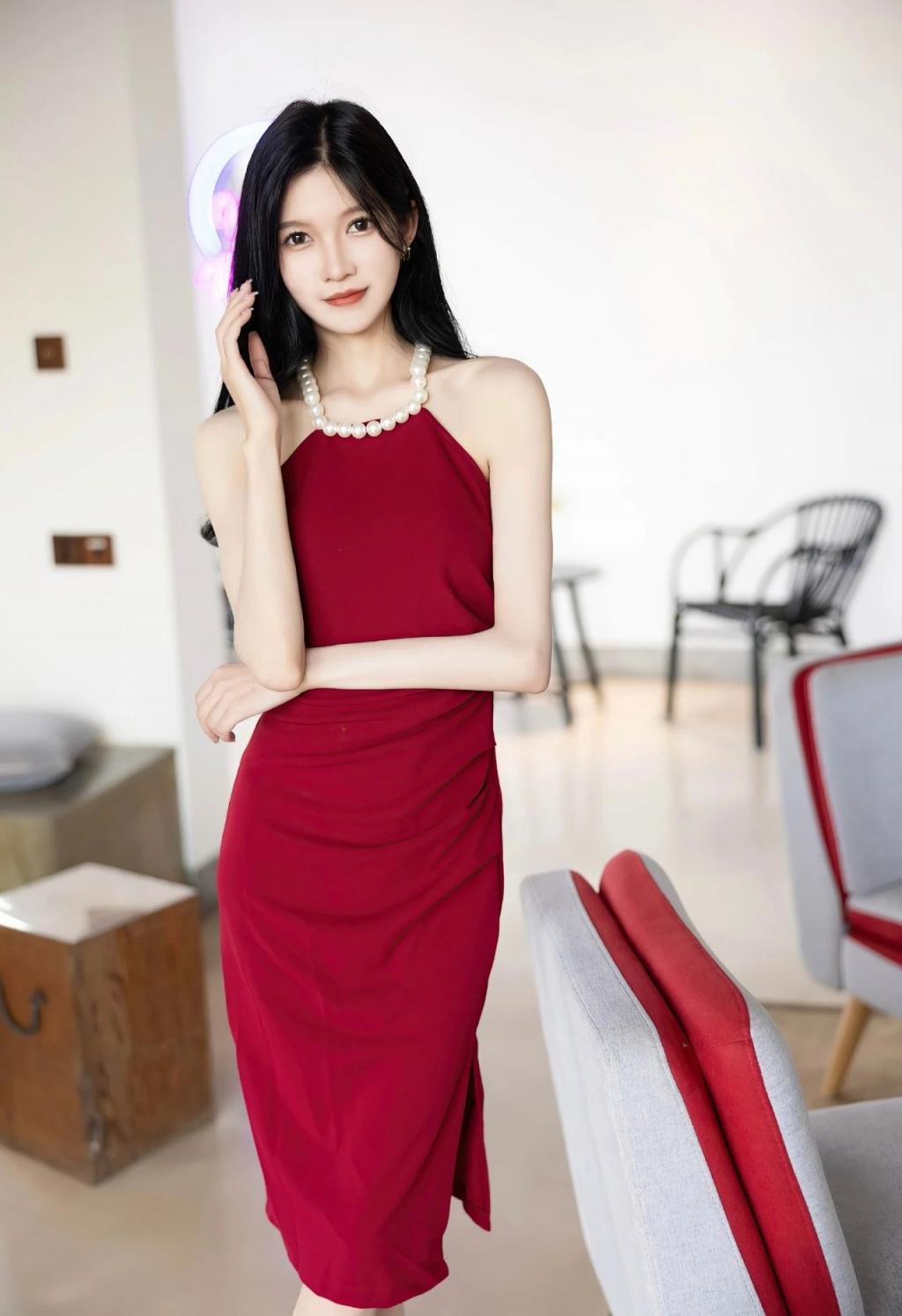 穿开叉连衣裙，身材太棒了