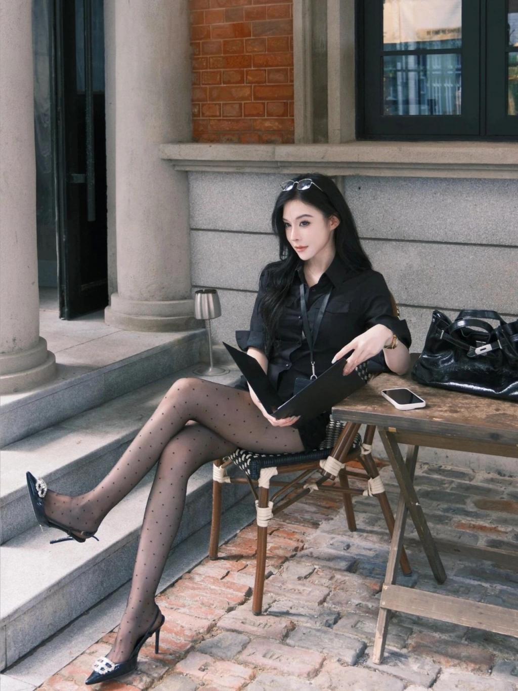 穿开叉连衣裙，身材太棒了