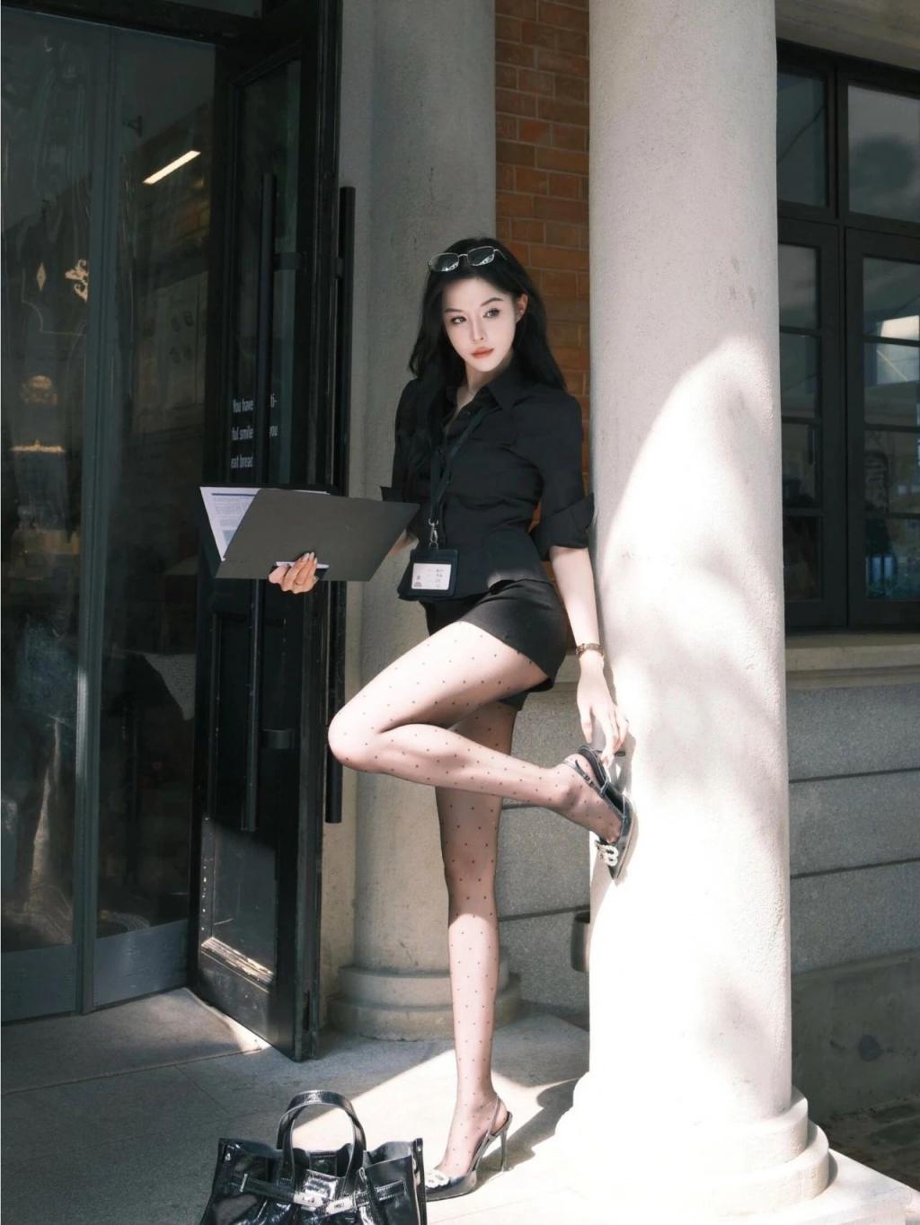 穿开叉连衣裙，身材太棒了