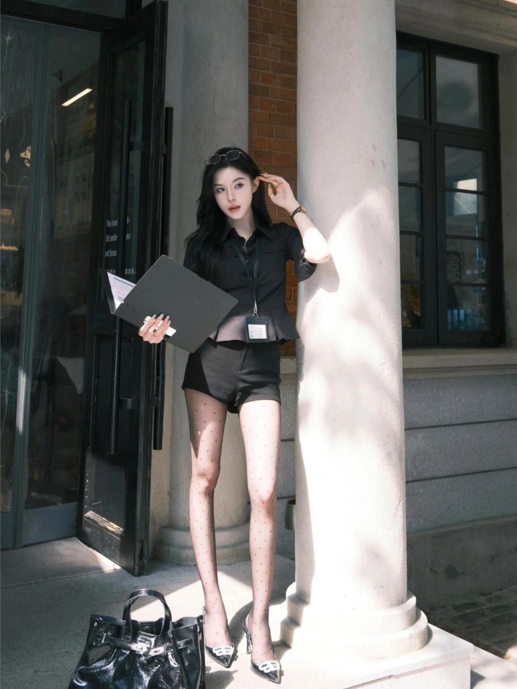 穿开叉连衣裙，身材太棒了