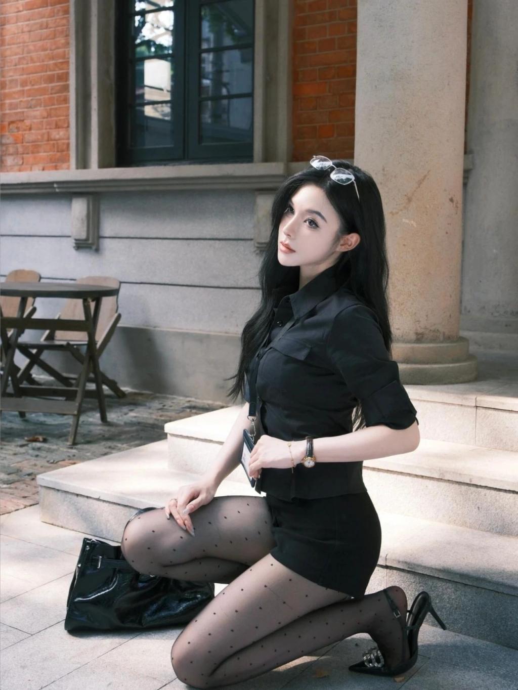 穿开叉连衣裙，身材太棒了