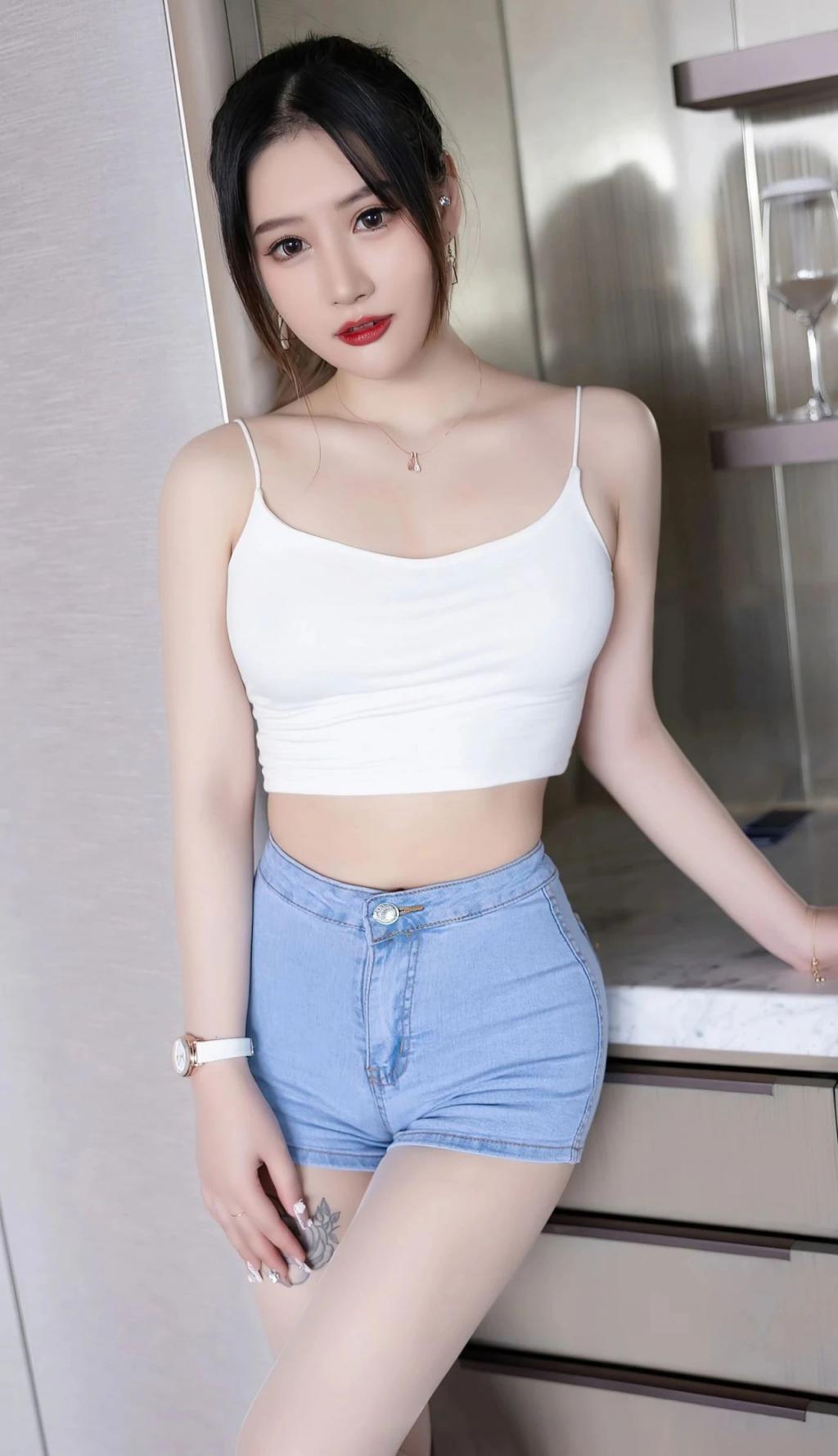 吊带衫牛仔裙，曲线婀娜