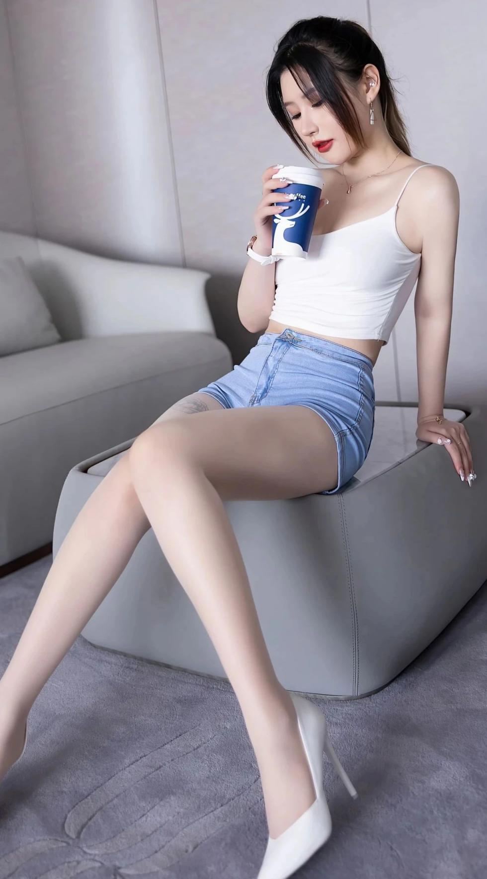 吊带衫牛仔裙，曲线婀娜